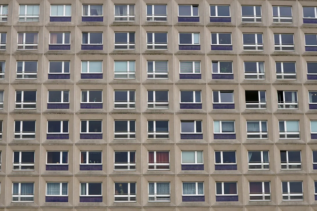 Stuckverzierte Berliner Altbaufassade mit hohen Fenstern