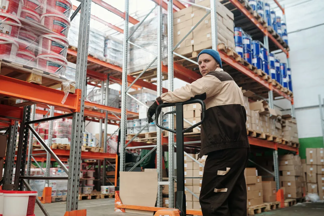 Hochregal mit sorgfältig eingelagerten Möbeln und Umzugskartons im gesicherten Lager