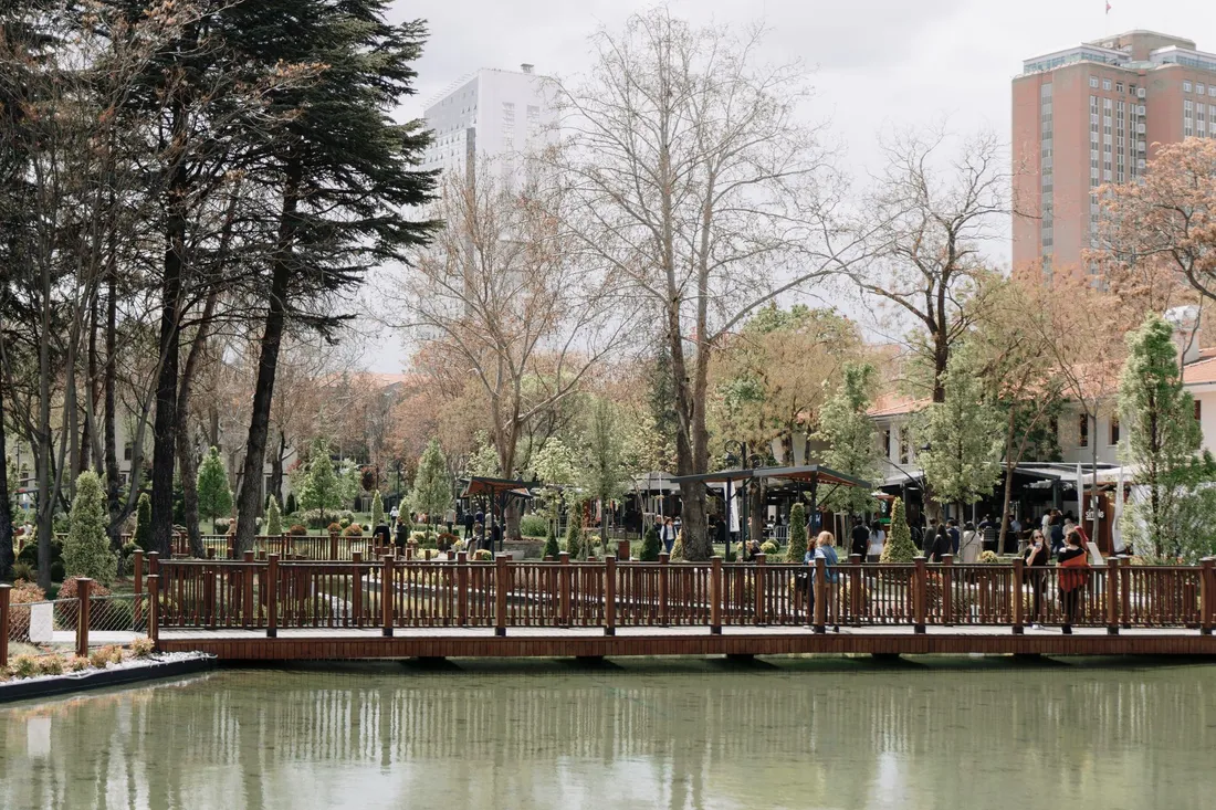 Urbaner Park an der Spree in Friedrichshain mit Grünflächen und Stadtkulisse