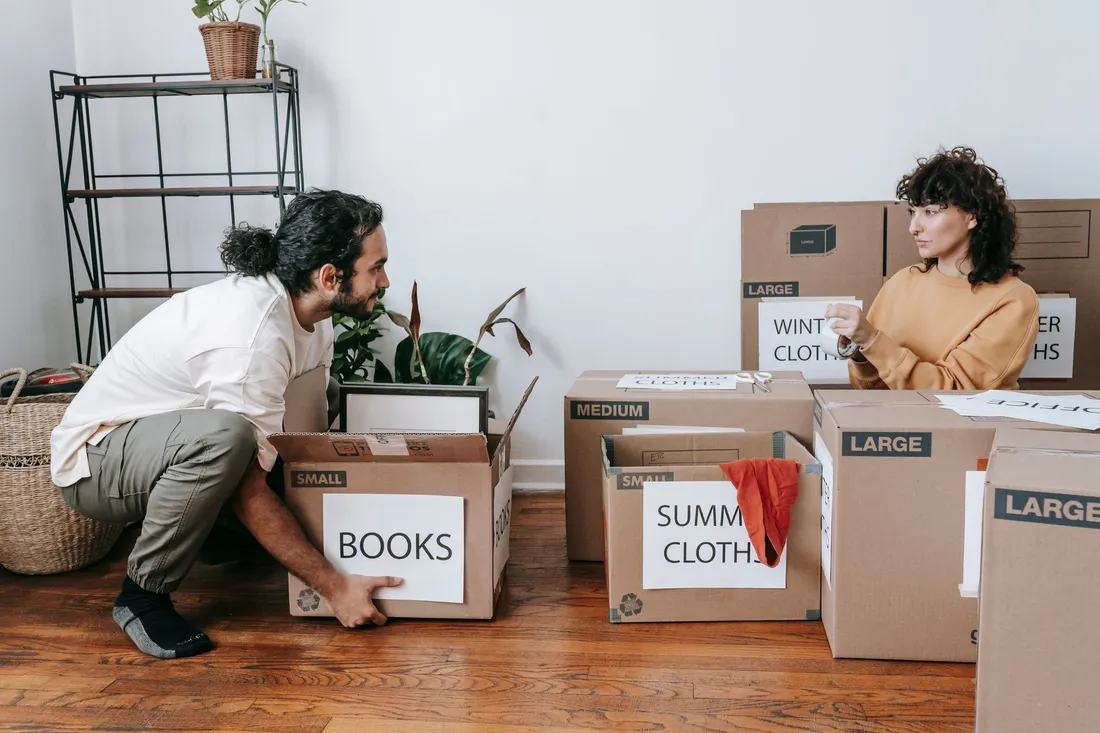 Sorgfältig gepackte und beschriftete Umzugskartons in einer hellen Berliner Wohnung