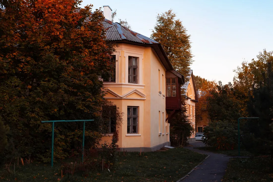 Berliner Wohnstraße mit Altbauten und altem Baumbestand