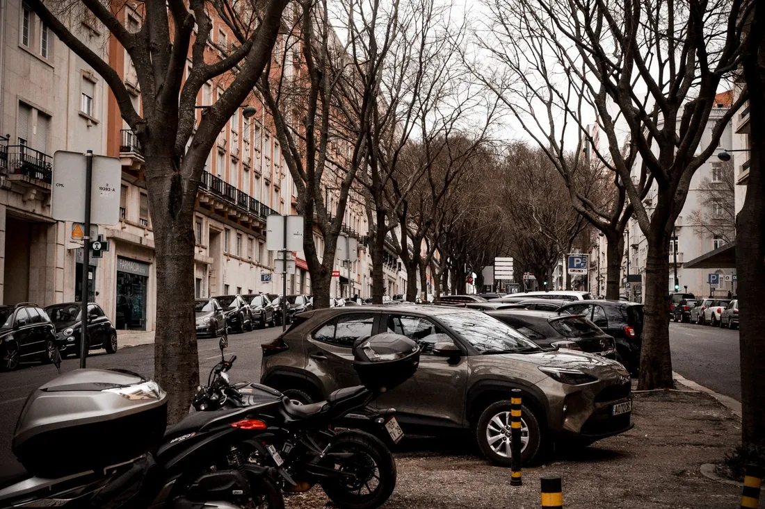 Berliner Wohnstraße mit Parkbuchten vor Mehrfamilienhäusern